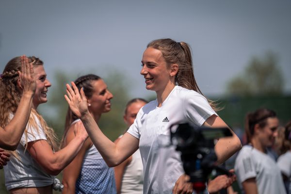 Leonie Cambours (Frankreich) klatscht ihre Mitstreiterinnen ab am 07.05.2022 beim Stadtwerke Ratingen Mehrkampf-Meeting 2022 in Ratingen